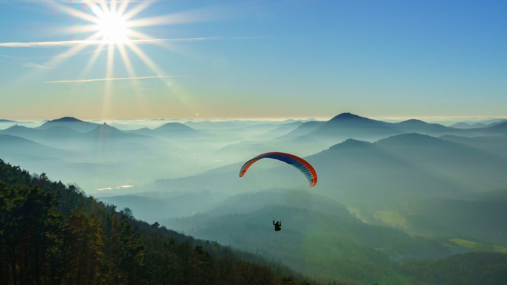 parapente au dessus de la vallée de l'Arve