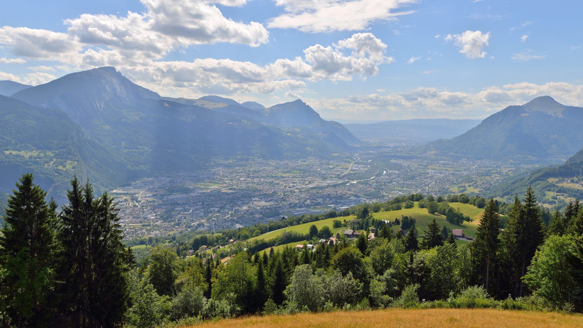 Vue sur la vallée de l'Arve depuis le Plateau d'Agy, haute-savoie