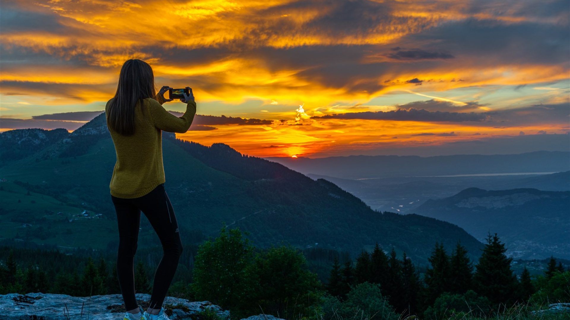 Coucher de soleil sur la Vallée de l'Arve, Cluses, Alpes, Haute-Savoie